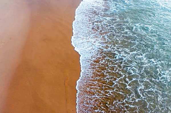 Plano superior aéreo de las olas del océano en la playa — Foto de Stock