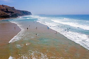 Atlantik Ocea sörf dersleri almak sörfçü hava