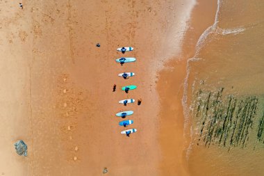 Praia Va sörfçü dersleri almak sörfçü havadan üst atış