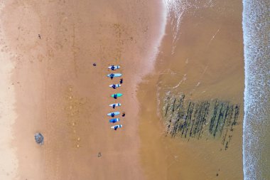 Praia Va sörfçü dersleri almak sörfçü havadan üst atış