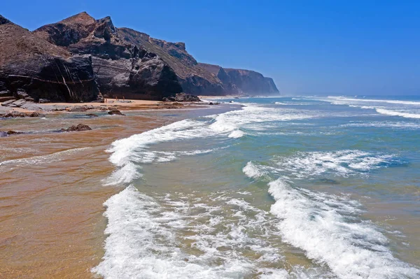 Aérea desde la playa y el océano en Praia Vale Figueiras en Portu — Foto de Stock