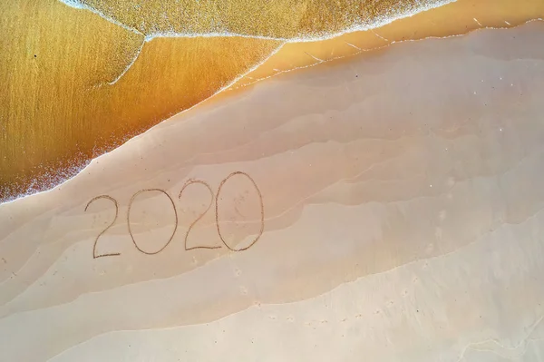 Top shot z Happy 2020 na plaży — Zdjęcie stockowe