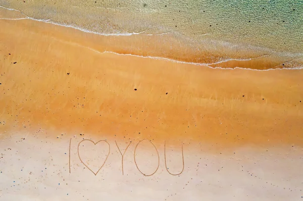 海の波と手書きの空中トップショット私はtであなたを愛しています — ストック写真