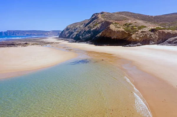 Luchtfoto van het strand van Praia Vale Figueiras in Portugal — Stockfoto