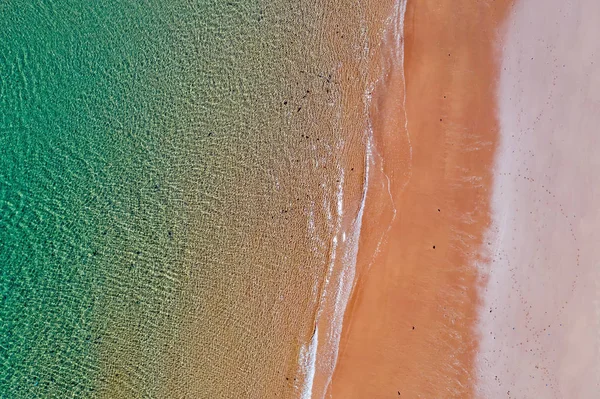 Aerial Top strzał z fal oceanu na plaży — Zdjęcie stockowe