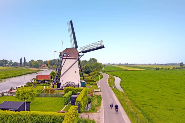 Aérien d'un moulin à vent traditionnel dans la campagne de la N — Photo