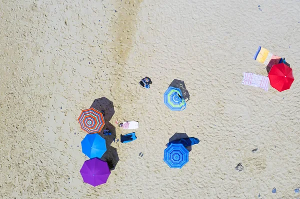 Aerial Topshot van strand parasols op het strand — Stockfoto