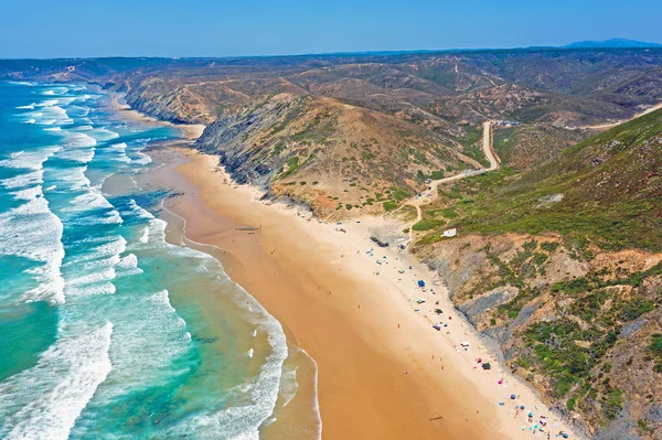 Antena z Vale Figueiras plaży w pięknym letnim dniu w po — Zdjęcie stockowe