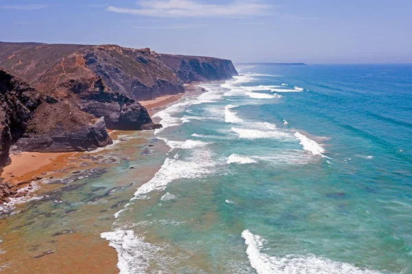 Aéreo da praia do Vale Figueiras em um lindo dia de verão em Pó — Fotografia de Stock