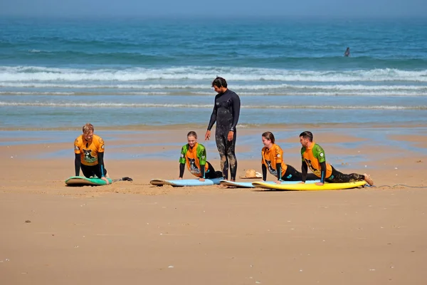 Vale Figueiras, Portugalia - 8 kwietnia 2019: Surferzy coraz surfer — Zdjęcie stockowe