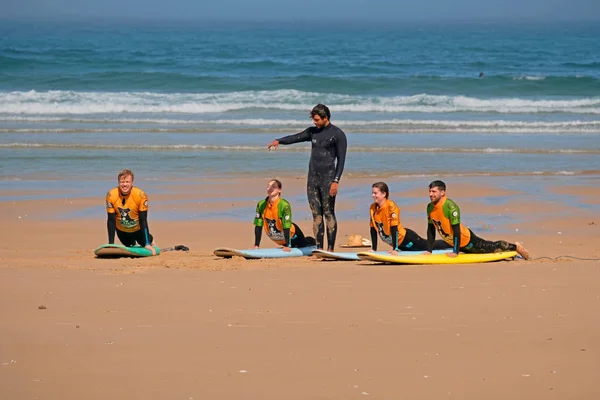 Vale Figueiras, Portugal - 8 de abril de 2019: Surfistas recibiendo surfistas — Foto de Stock