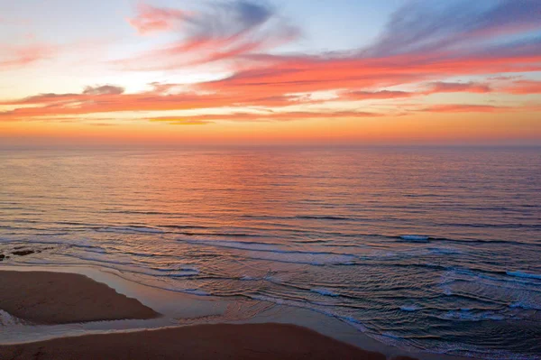 Vue aérienne d'un magnifique coucher de soleil sur la côte ouest du Portugal — Photo