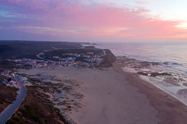 Letadlo z Monte Clerigo na západním pobřeží v Portugalsku při západu slunce — Stock fotografie
