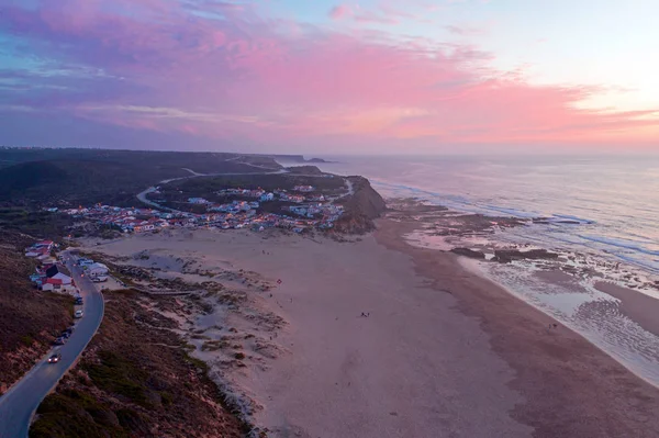 Aérea de Monte Clerigo en la costa oeste de Portugal al atardecer — Foto de Stock