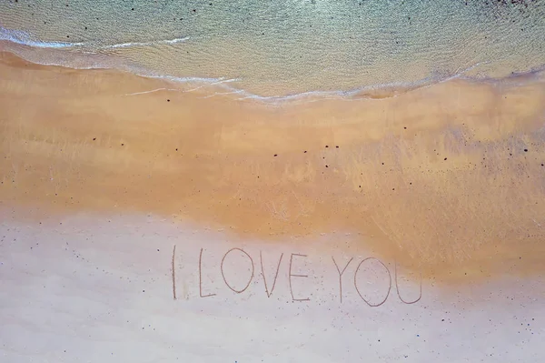 Okyanus dalgaları havadan üst atış ve el yazısı seni seviyorum t — Stok fotoğraf