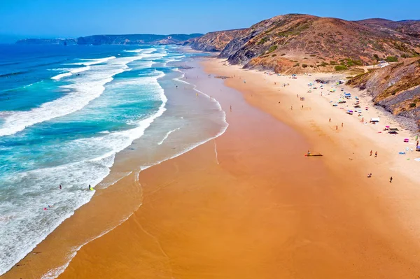 Antena z Vale Figueiras plaży w pięknym letnim dniu w po — Zdjęcie stockowe