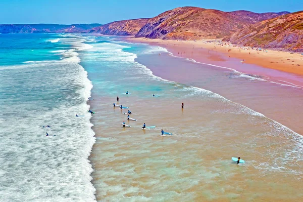 Aerial z surferów coraz lekcje surfingu na Atlantyku ocea — Zdjęcie stockowe