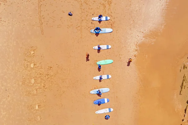 Luftaufnahme vom Surftraining am Strand am Atlantik — Stockfoto