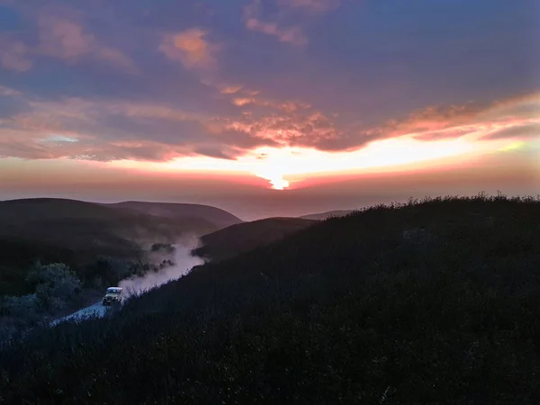Невероятный закат на западном побережье Португалии — стоковое фото