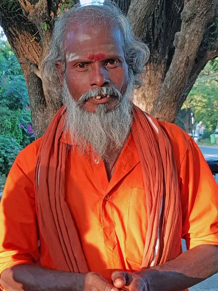 Tiruvanamalai, Hindistan - 8 Ocak 2019: Sadhu, Tamil Nadu Hindistan 'dan Tiruvanamalai sokaklarında — Stok fotoğraf