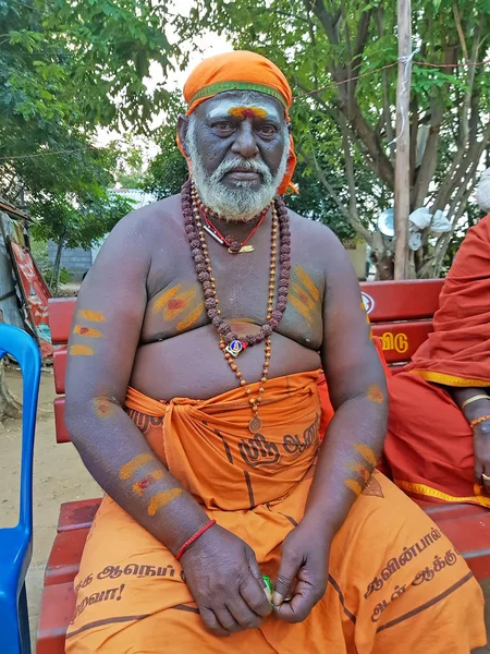 Tiruvanamalai, Índia - 5 de janeiro de 2019: Sadhu nas ruas de Tiruvanamalai, Tamil Nadu, Índia — Fotografia de Stock