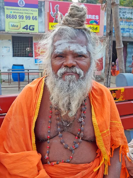 Tiruvanamalai, Índia - 5 de janeiro de 2019: Sadhu nas ruas de Tiruvanamalai, Tamil Nadu, Índia — Fotografia de Stock