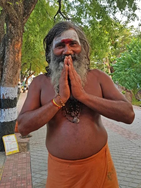 Tiruvanamalai, Indie - 8 stycznia 2019: Sadhu na ulicach Tiruvanamalai w Tamil Nadu Indie — Zdjęcie stockowe