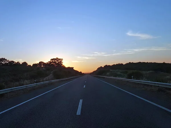 Jízda po silnici při západu slunce v Portugalsku — Stock fotografie