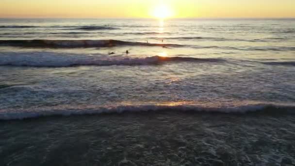 Aérea Los Surfistas Captura Una Ola — Vídeo de stock