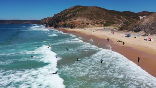 Aerial Surfistas Pegando Uma Onda — Vídeo de Stock