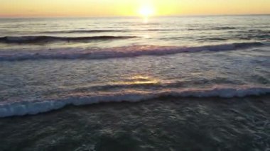 Günbatımında Portekiz 'de okyanus dalgalarından gelen hava.