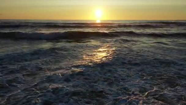 日没時のポルトガルの海の波からの航空 — ストック動画