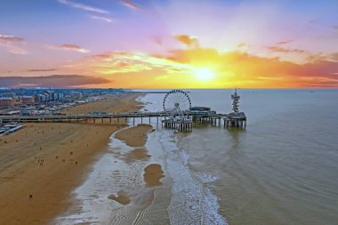 Gün batımında Hollanda, Scheveningen 'den kalkan hava aracı.