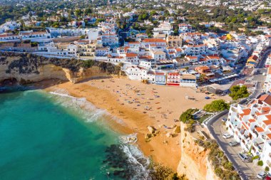 Algarve Portekiz 'deki geleneksel köy Carvoeiro' dan havadan.