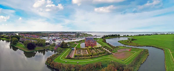 Luchtfoto van middeleeuws kasteel 'Muiderslot' op het platteland uit Nederland — Stockfoto