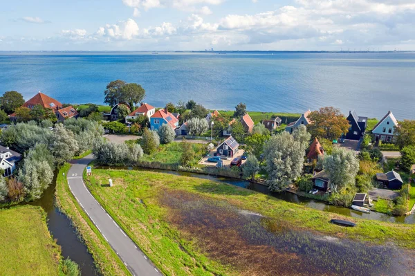 Hollanda 'nın Ijsselmeer kentindeki tarihi köy Marken' den gelen hava aracı. — Stok fotoğraf