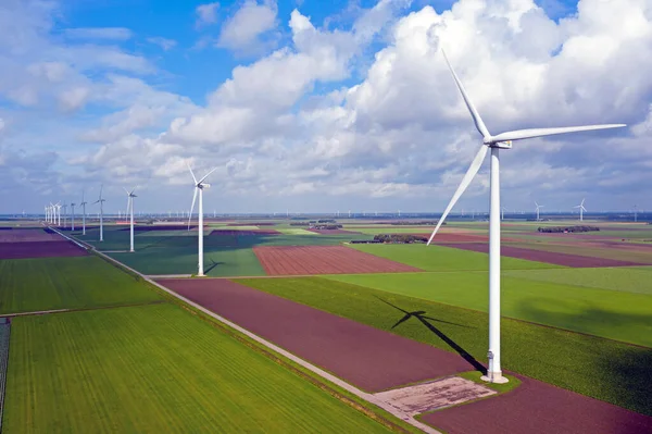 Вітряні турбіни в сільській місцевості Нідерландів — стокове фото