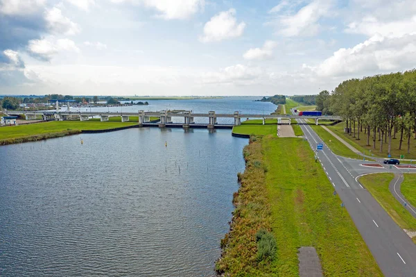 Luchtfoto van de sluis bij Nijkerk op het platteland uit Nederland — Stockfoto