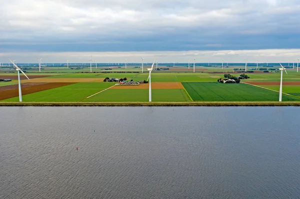 Luchtfoto van windmolens aan de waterkant op het platteland vanuit Nederland — Stockfoto