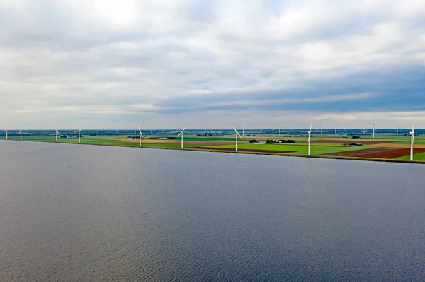 Antenn från väderkvarnar vid vattnet på landsbygden från Nederländerna — Stockfoto