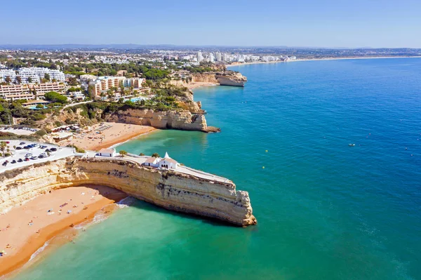 Luchtfoto van de historische kerk 'Segnora da Rocha' in Armacao de Pera in Portugal — Stockfoto