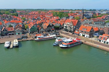 Hollanda 'daki Volendam limanından ve geleneksel köyünden havadan.