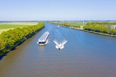 Hollanda kırsalındaki Amsterdam Rijnkanaal gemisinden gelen hava aracı.