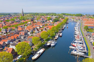 Hollanda 'daki Enkhuizen Limanı ve şehrinden havadan.