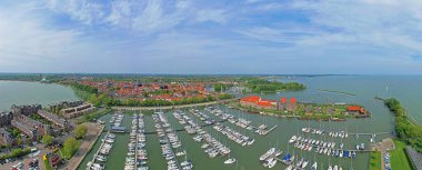 Hollanda 'nın tarihi kenti Enkhuizen' den havacılık panoraması.