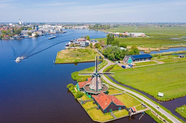 オランダのザーンセ スカンスの伝統的な風車からの空中 — ストック写真