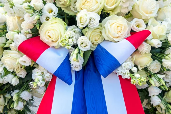 Квітучі Білі Троянди Національний Прапор Голландців — стокове фото