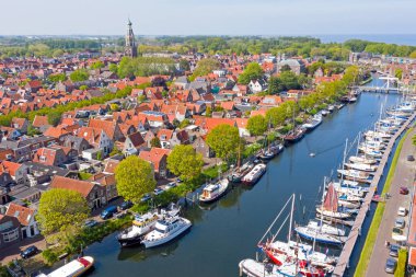 Hollanda 'daki Enkhuizen Limanı ve şehrinden havadan.