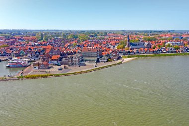 Hollanda 'daki Volendam limanından ve geleneksel köyünden havadan.