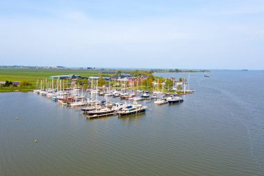 Hollanda 'daki Gouwzee' deki Monnickendam limanından havadan.